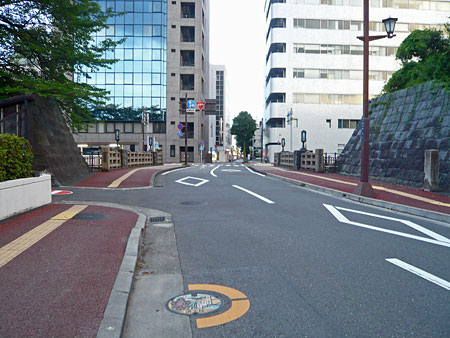 駿府城跡の石垣とマンホール