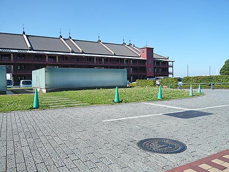 赤レンガ倉庫とマンホール